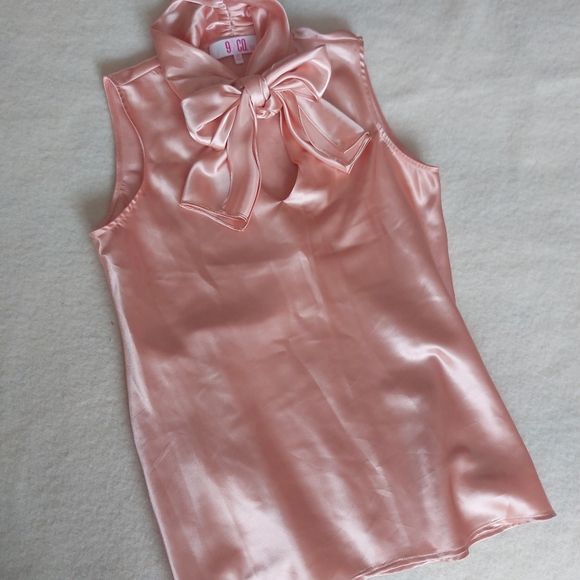 Silky Sleeveless blouse with bow - Picture 3 of 5